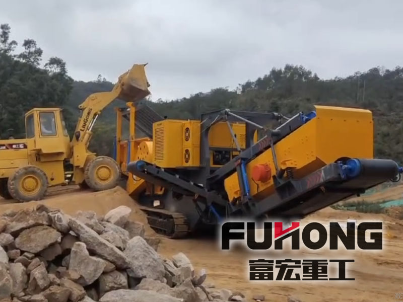 履帶式花崗巖移動(dòng)顎式破碎機(jī)現(xiàn)場(chǎng)
